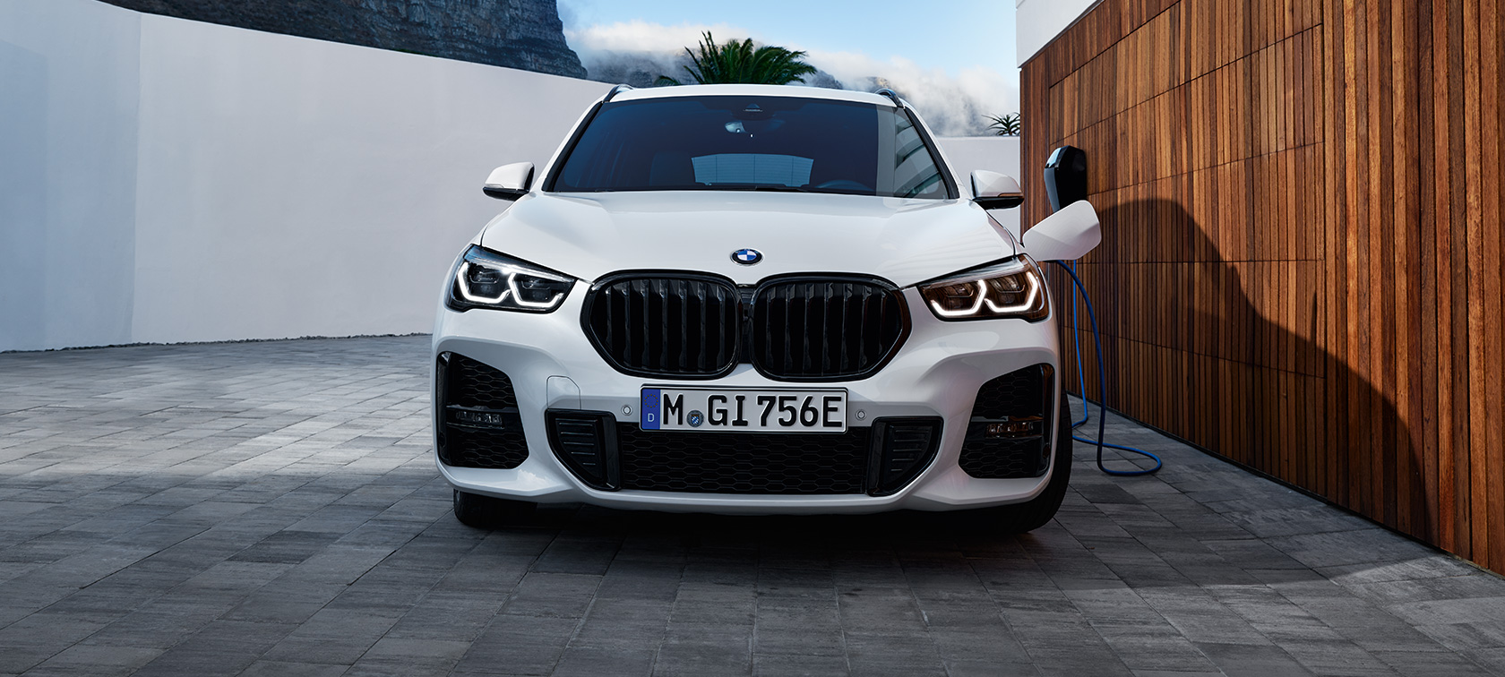 BMW X1 xDrive25e híbrido plug-in, F48, perspetiva frontal BMW X1 xDrive25e híbrido plug-in, F48, perspetiva frontal, a carregar