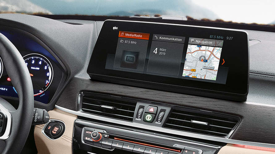 BMW X1, ecrã de controlos de 10,25". Interior do BMW X1, perspetiva do ecrã de controlos de 10,25" com ecrã tátil.