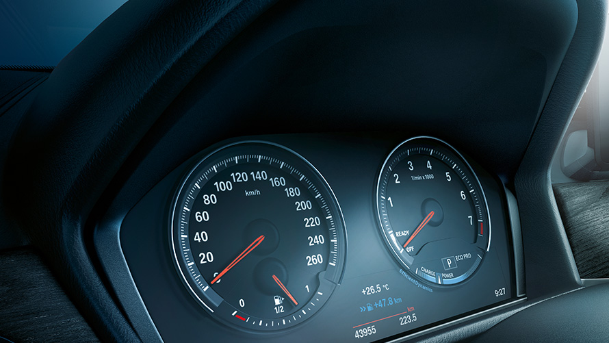 BMW X1, painel de instrumentos com tecnologia Black Panel. Interior do BMW X1, perspetiva do painel de instrumentos com tecnologia Black Panel.