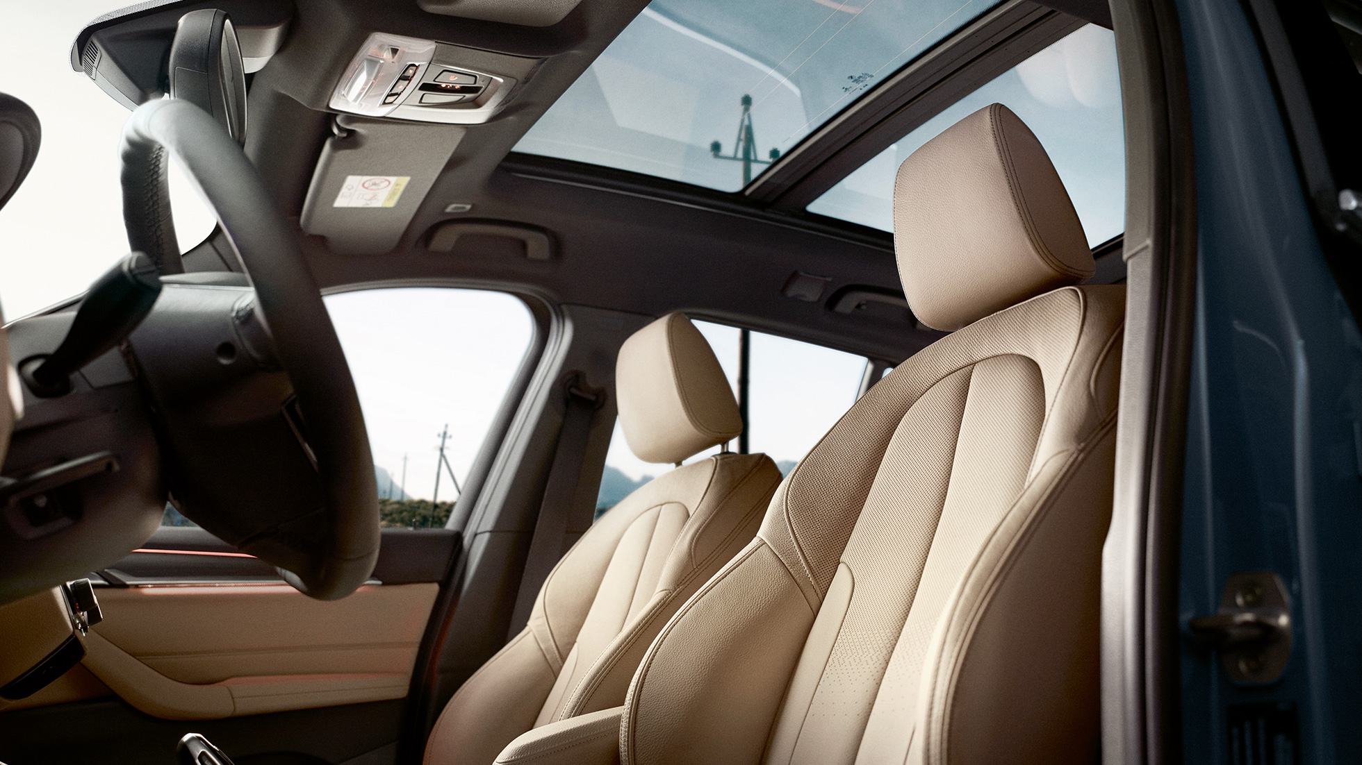 Interior do BMW X1, bancos desportivos. Interior do BMW X1, perspetiva dos bancos desportivos e ergonómicos.