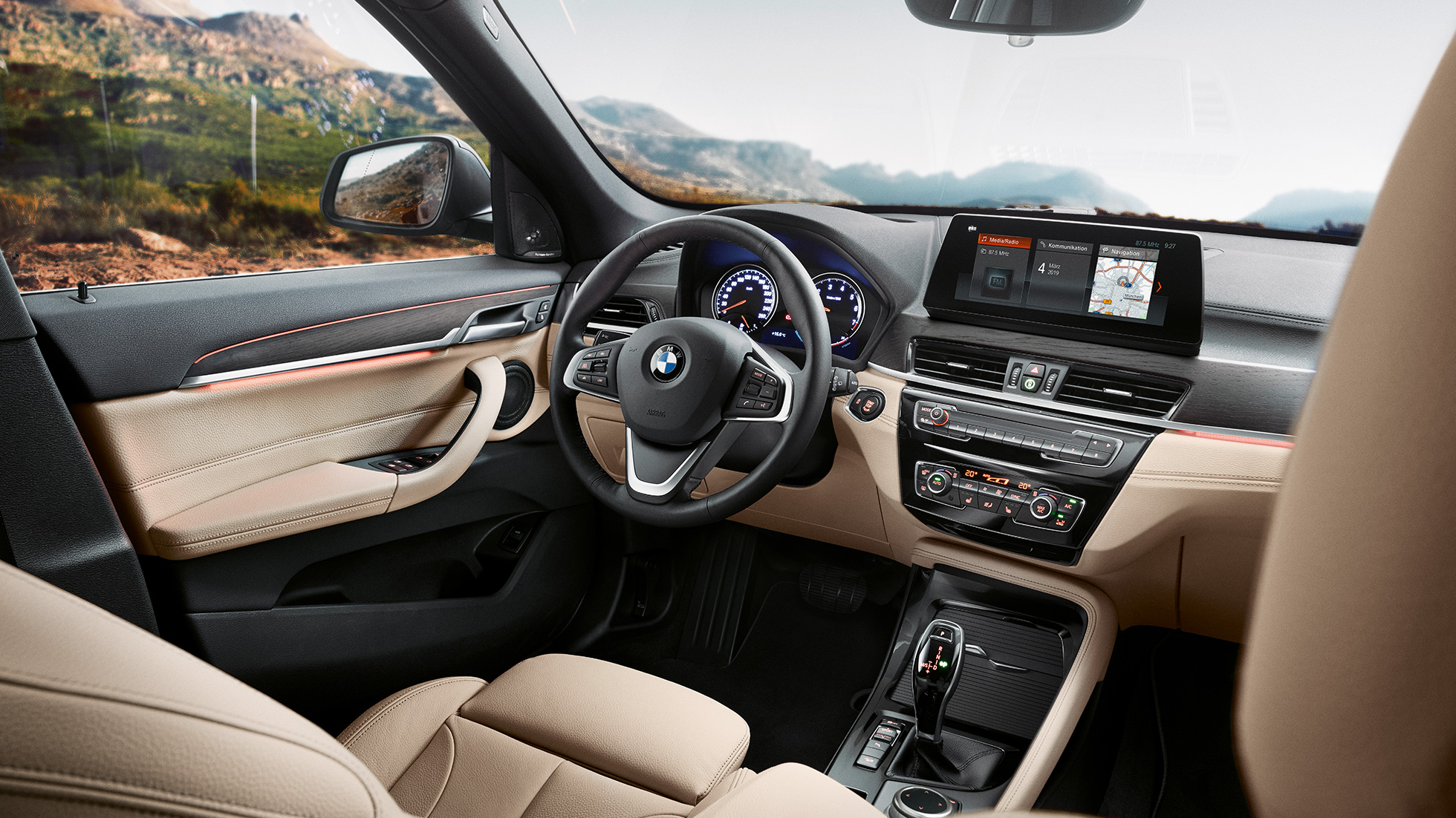Interior do BMW X1, posto de condução. Interior do BMW X1, perspetiva do ecrã de controlos de 10,25" a partir do posto de condução.