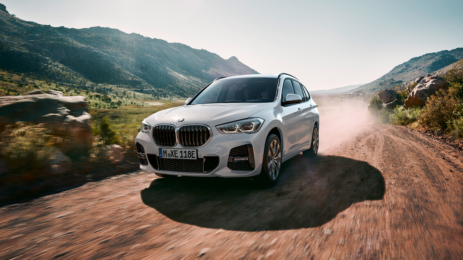 BMW X1 xDrive25e híbrido plug-in, F48 BMW X1 xDrive25e híbrido plug-in, F48, 2019, perspetiva frontal a três quartos em movimento