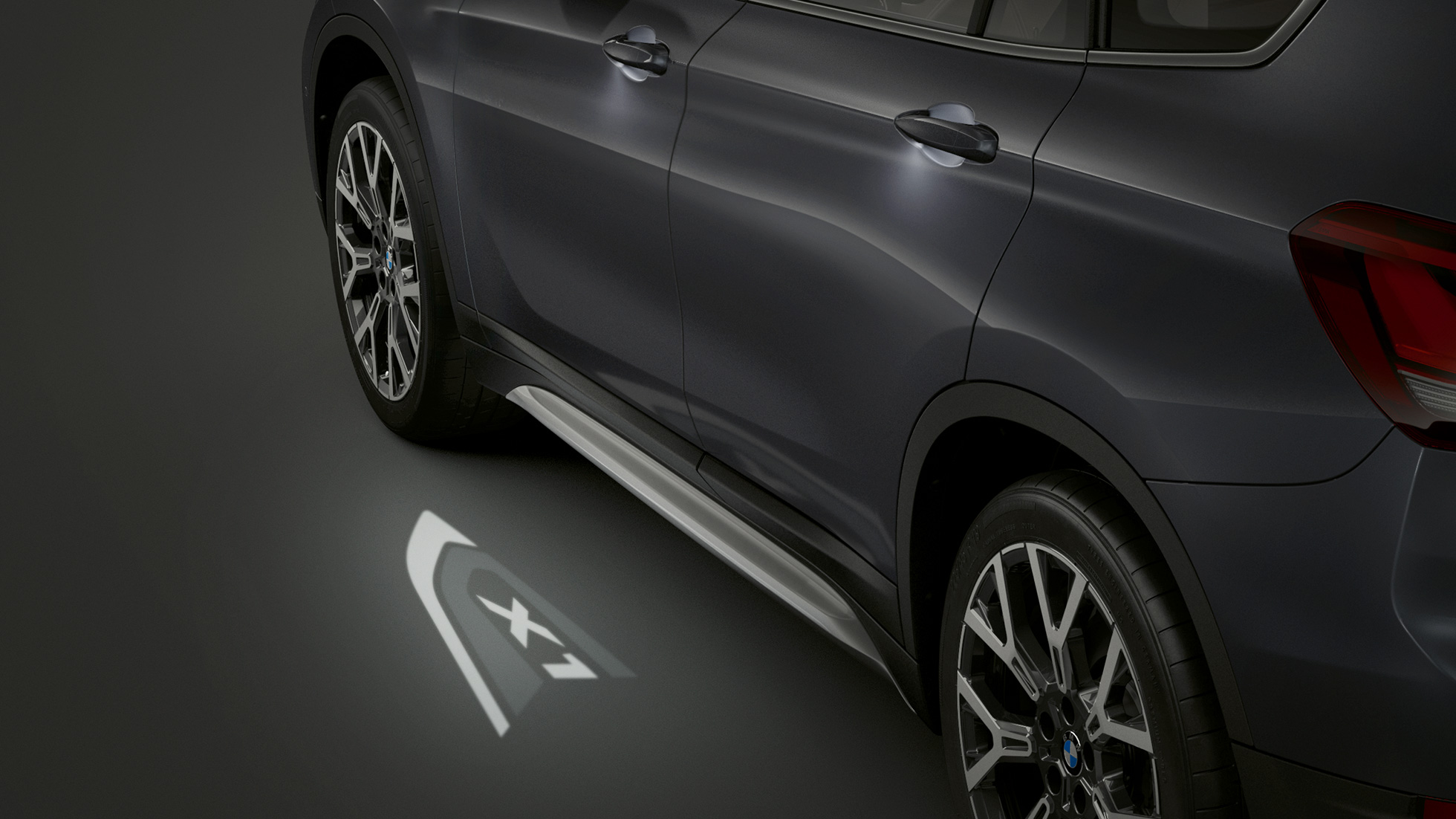 BMW X1, projeção LED do logótipo "X1". BMW X1, perspetiva lateral com destaque para a projeção LED do logótipo "X1".