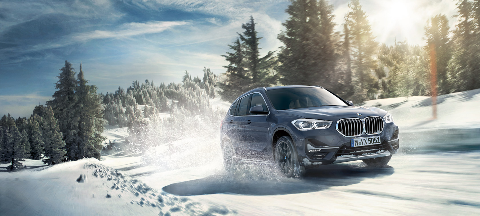 BMW X1 xDrive20i, F48, LCI, pintura Storm Bay BMW Individual metalizada, em movimento numa paisagem de inverno BMW X1 xDrive20i, F48, LCI, pintura Storm Bay BMW Individual metalizada, em movimento numa paisagem de inverno