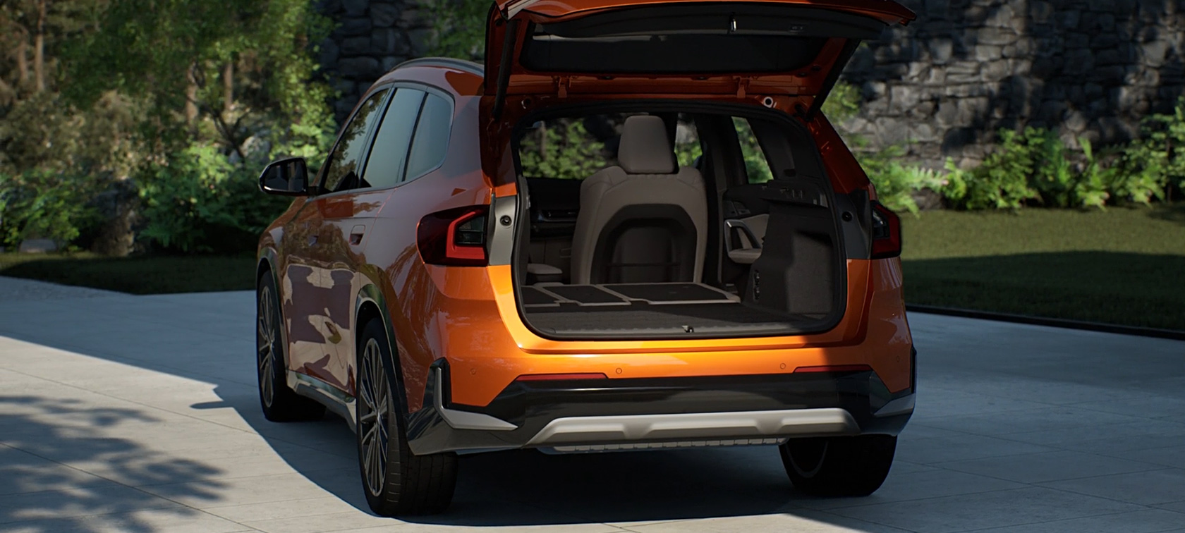 BMW X1 xDrive23i, U11, ICE, Versão xLine, pintura laranja Utah metalizada, bagageira e dispositivo de acoplamento de reboque Bagageira e dispositivo de acoplamento de reboque, BMW X1 xDrive23i, U11, ICE, pintura laranja Utah metalizada, jantes de liga leve BMW Individual 869 I de raios múltiplos de 20"