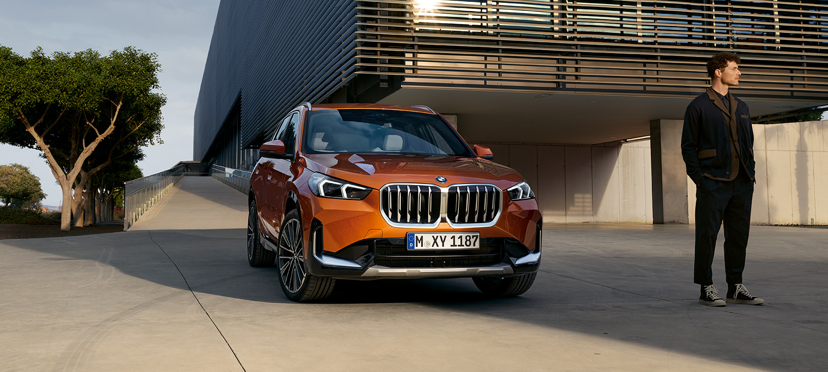 BMW X1 xDrive23i, U11, ICE, Versão xLine, pintura laranja Utah metalizada, destaques exteriores Destaques exteriores, BMW X1 xDrive23i, U11, ICE, Versão xLine, pintura laranja Utah metalizada, jantes de liga leve BMW Individual 869 I de raios múltiplos de 20"