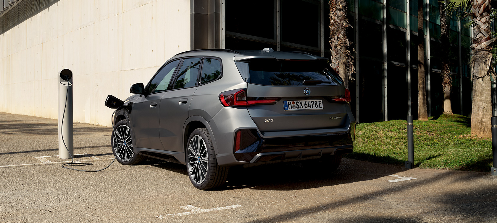 BMW X1, U11, PHEV, pintura cinza Frozen Pure metalizada, carregamento BMW X1, U11, PHEV, pintura cinza Frozen Pure metalizada, destaques do carregamento