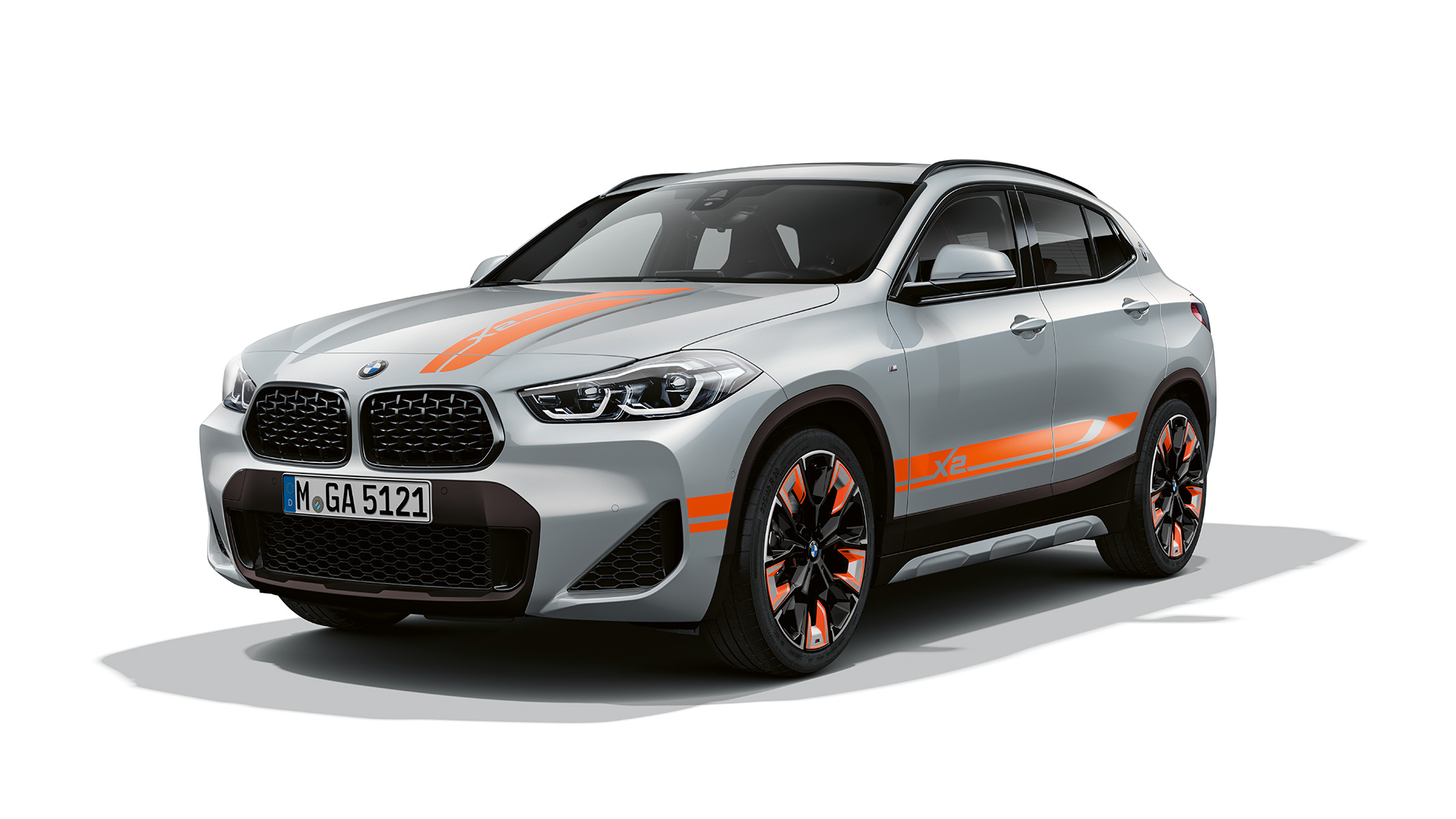 Vista frontal a três quartos do BMW X2, Versão Edition M Mesh BMW X2, Versão Edition M Mesh, 2020, F39, cor exterior cinza Brooklyn, vista frontal a três quartos