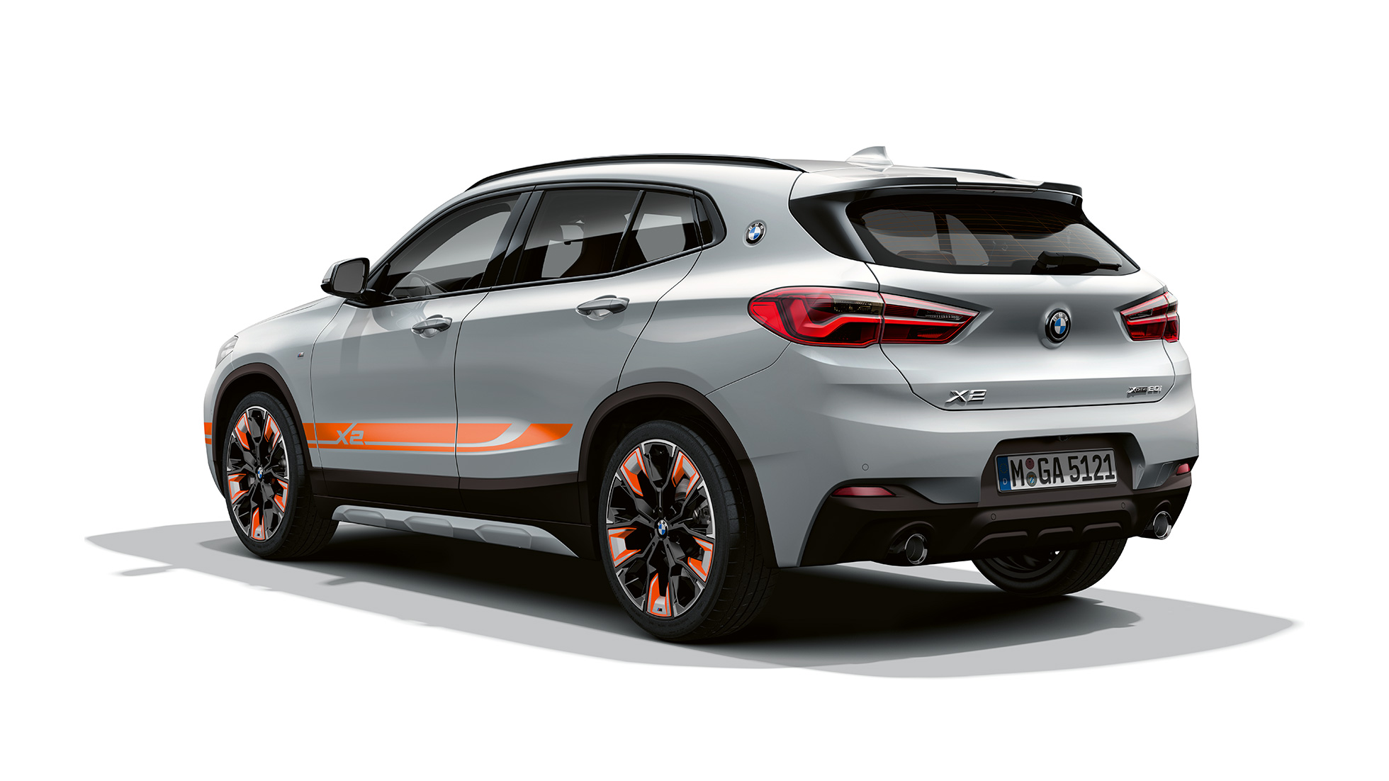 Vista traseira a três quartos do BMW X2, Versão Edition M Mesh BMW X2, Versão Edition M Mesh, 2020, F39, cor exterior cinza Brooklyn, vista traseira a três quartos