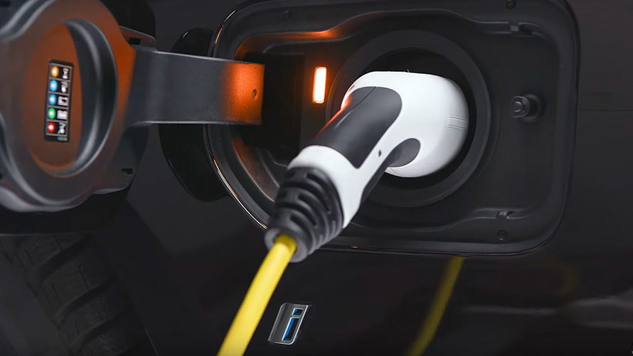 Híbrido plug-in BMW ligado com um cabo de carregamento Híbrido plug-in BMW ligado com um cabo de carregamento, grande plano