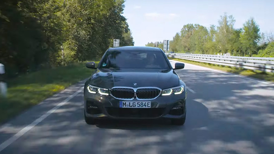 BMW G20, híbrido plug-in em movimento na rua BMW G20, híbrido plug-in em movimento na rua, perspetiva frontal