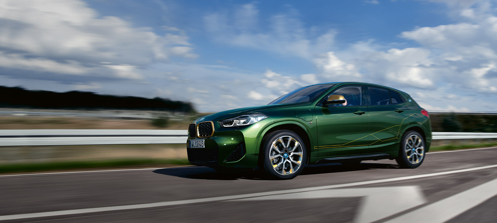 Perspetiva lateral a três quartos, em movimento, BMW X2, F39, pintura verde Sanremo metalizada