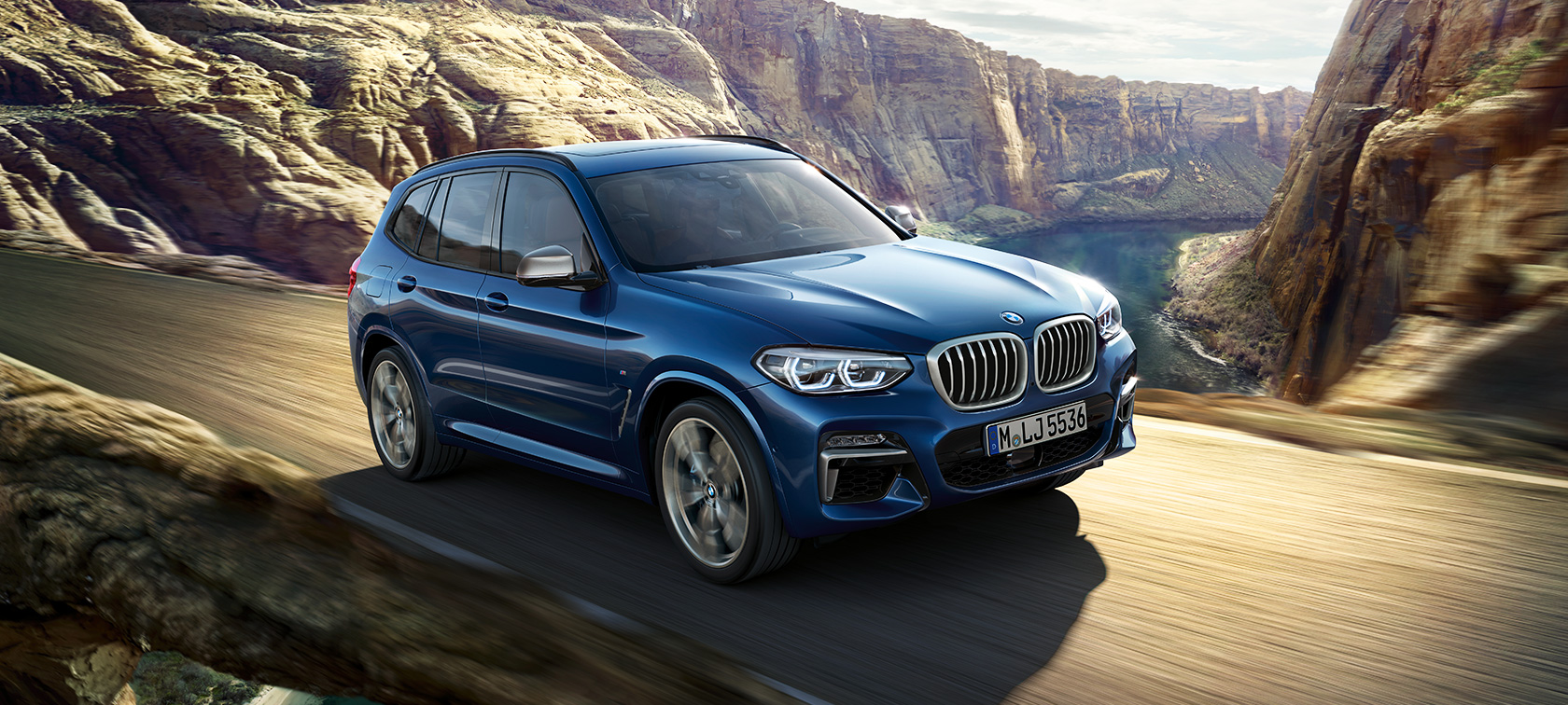 BMW X3 M40i, imagem do automóvel em movimento, em frente a um desfiladeiro BMW X3 M40i, imagem do automóvel em movimento, em frente a um desfiladeiro