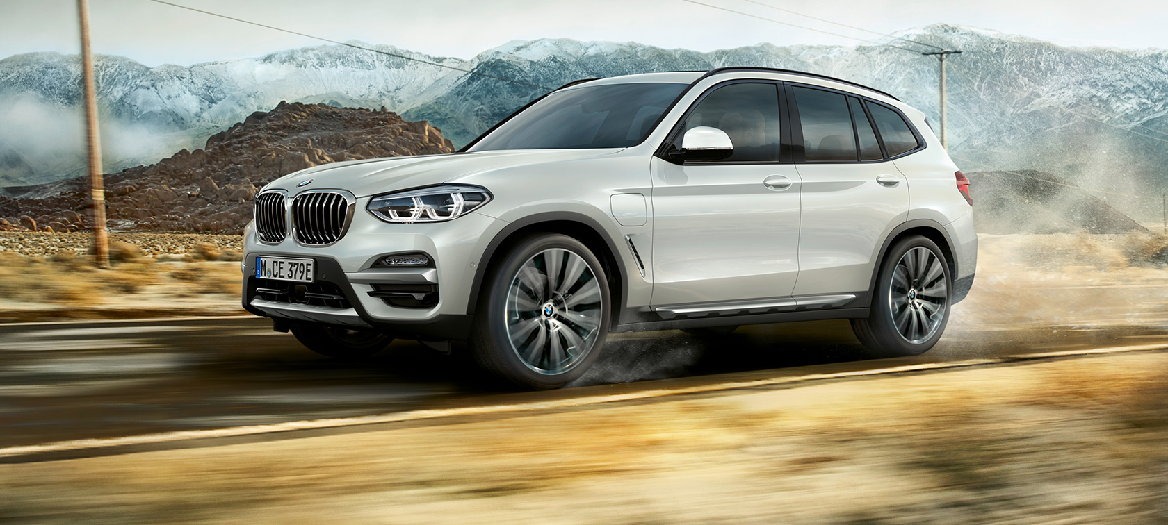 BMW X3 xDrive30e em curva BMW X3 xDrive30e em curva