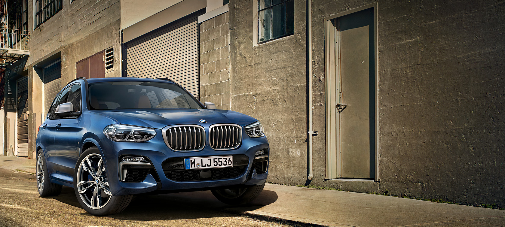 BMW X3 M40i, imagem em frente a uma casa BMW X3 M40i, imagem em frente a uma casa