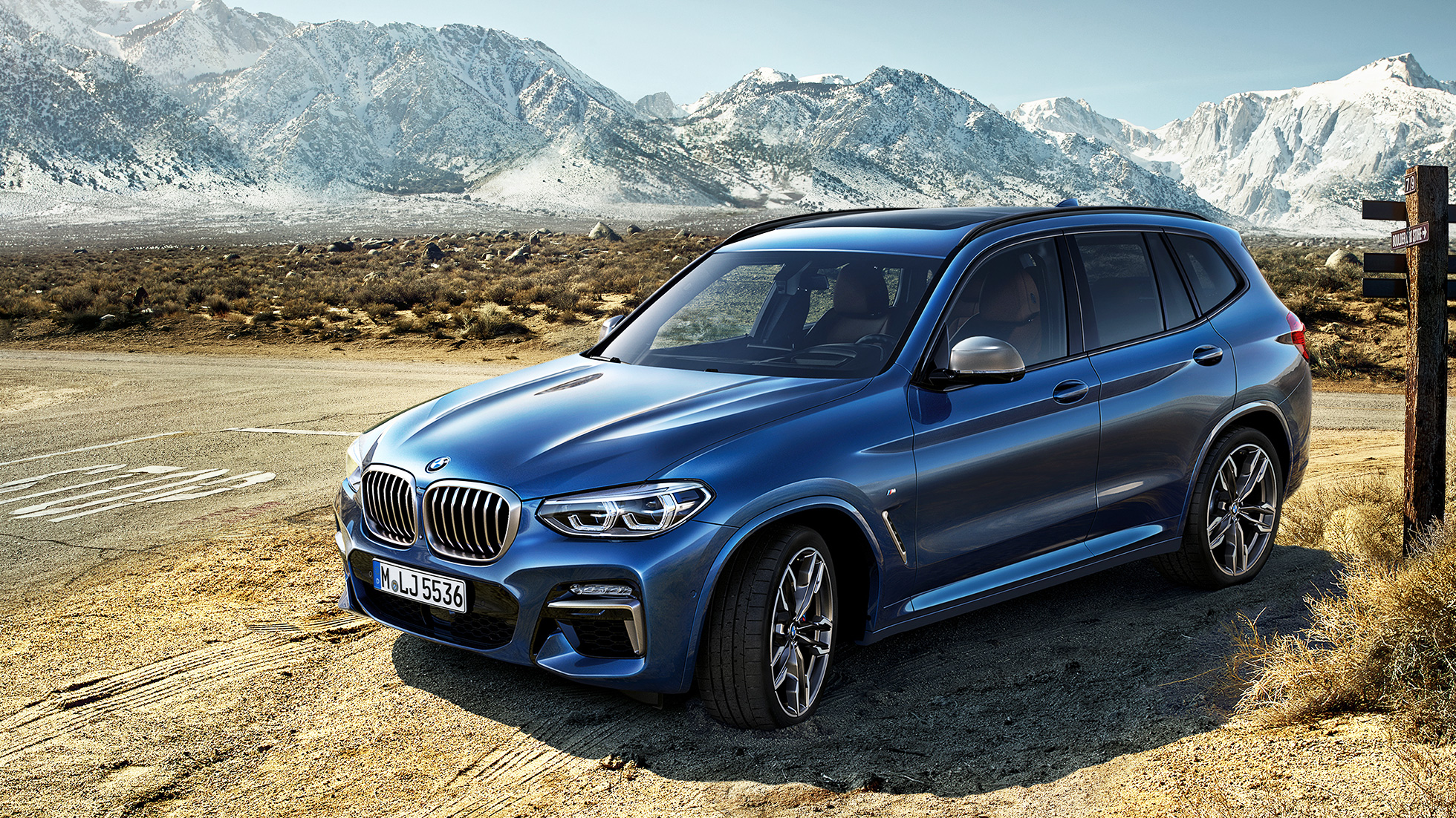 BMW X3 M40i, perspetiva frontal a três quartos, numa paisagem de montanha BMW X3 M40i, perspetiva frontal a três quartos, numa paisagem de montanha