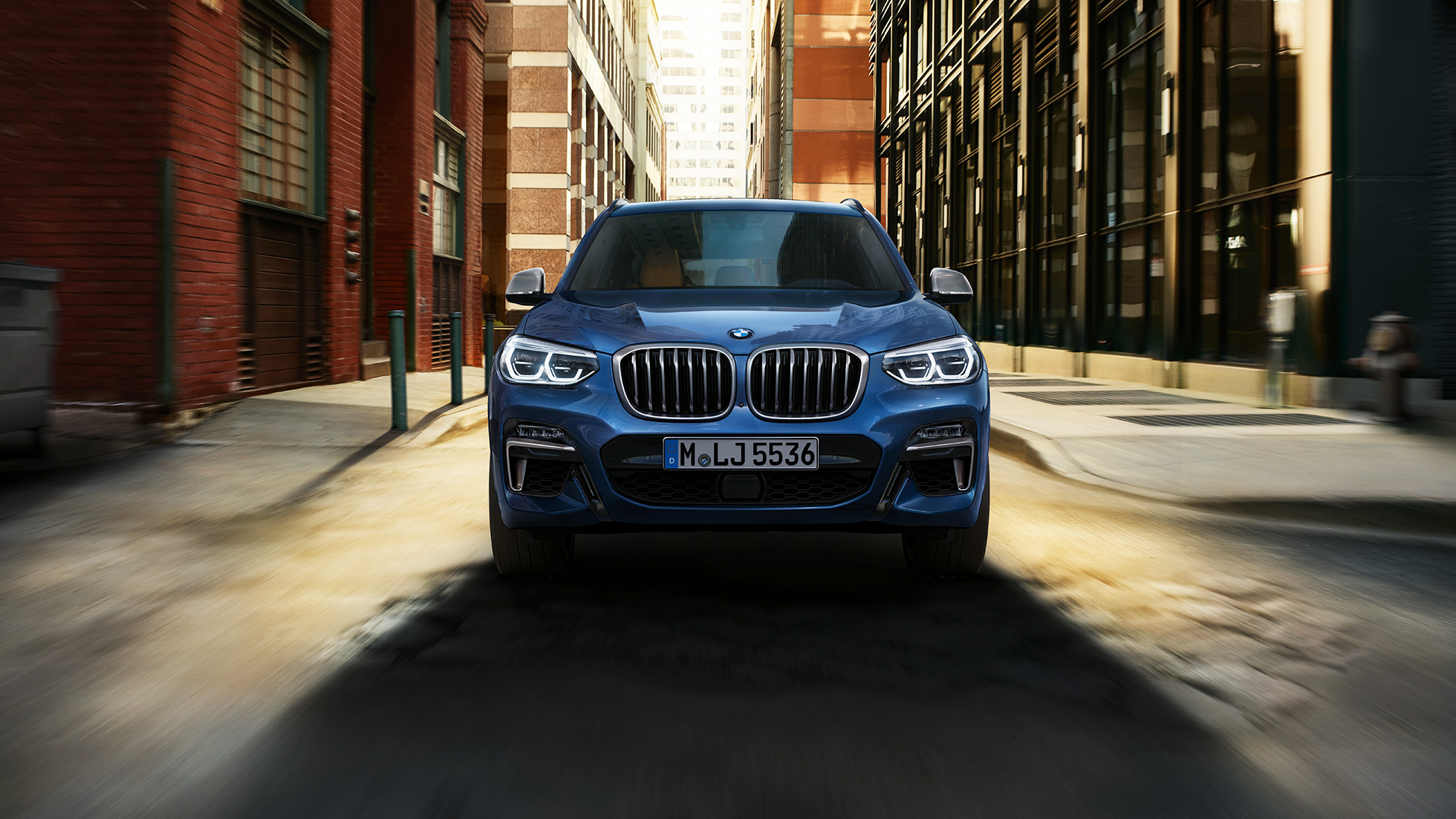 BMW X3 M40i, perspetiva frontal em frente a uma paisagem citadina BMW X3 M40i, perspetiva frontal em frente a uma paisagem citadina