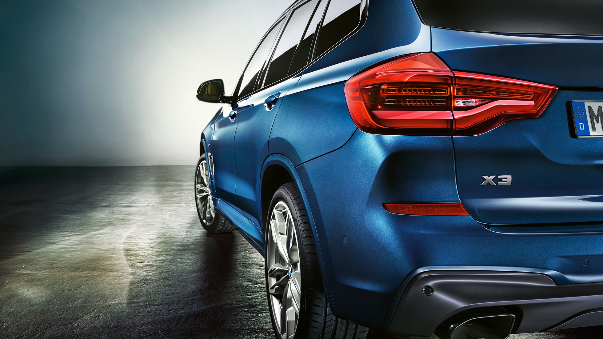 BMW X3 M40i, perspetiva traseira a três quartos com faróis traseiros LED BMW X3 M40i, perspetiva traseira a três quartos com faróis traseiros LED