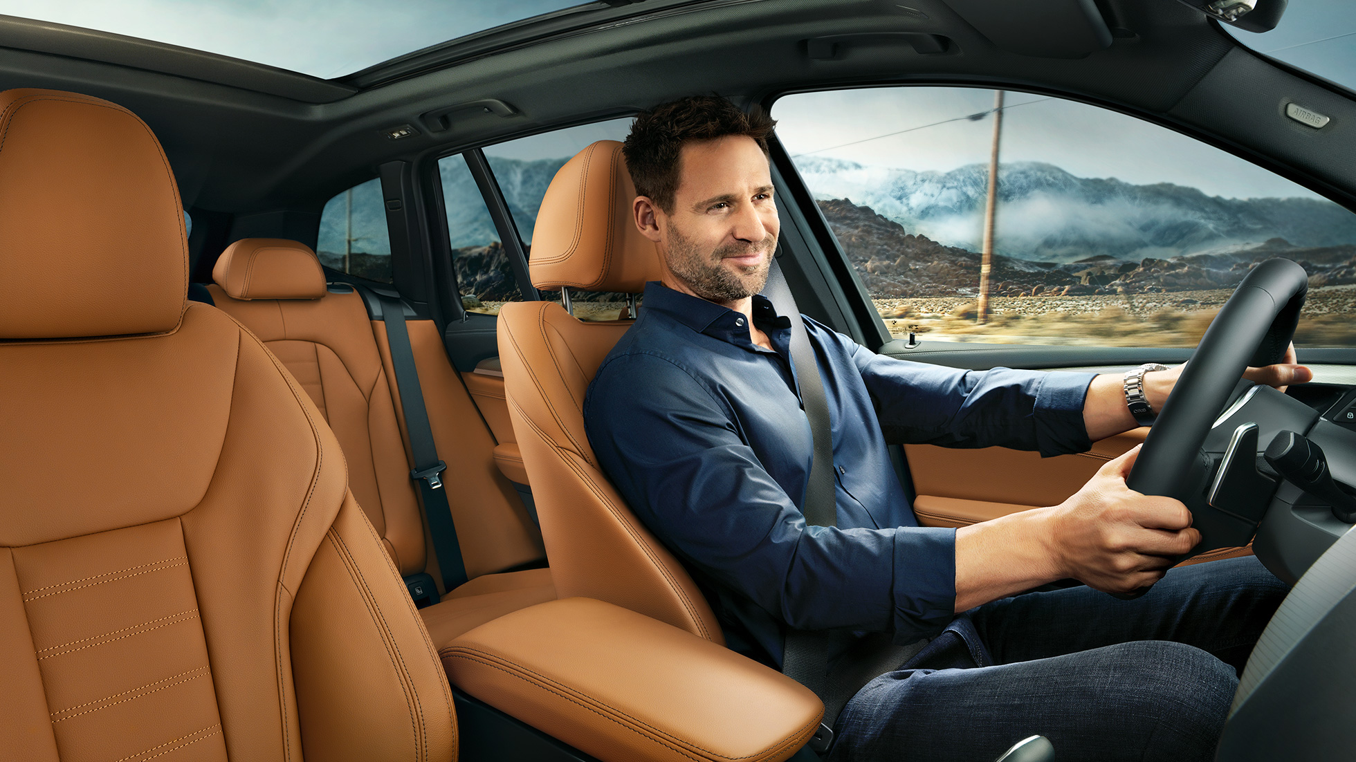 BMW X3 M40i, perpetiva interior com homem ao volante BMW X3 M40i, perpetiva interior com homem ao volante