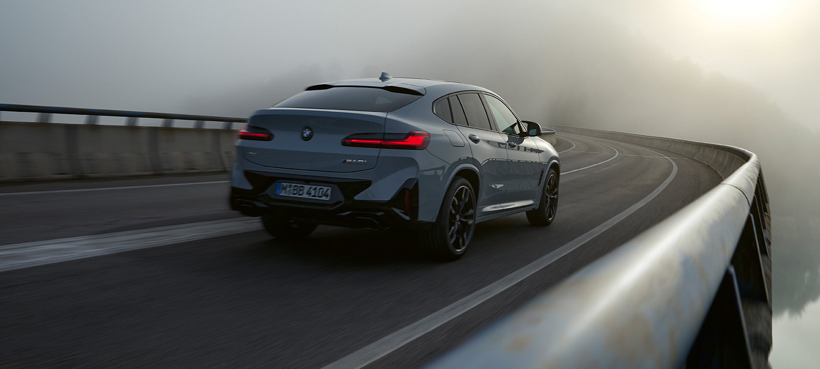 BMW X4, G02, Financial Services, 2021 BMW X4, G02, Financial Services, cor exterior cinza Brooklyn, perspetiva traseira a três quartos, em movimento, 2021