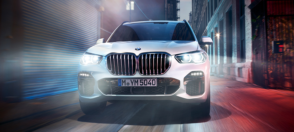A frente do BMW X5 Imagem de frente do BMW X5 em ambiente urbano