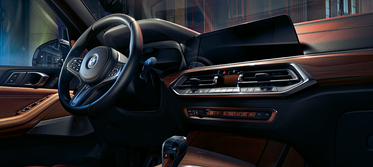 Interior do BMW X5 Cockpit, painel de instrumentos e consola central do BMW X5