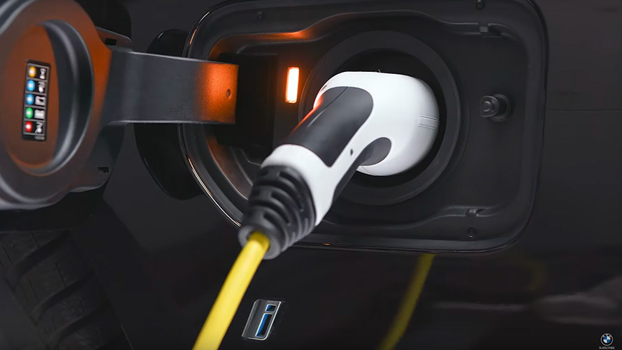 Híbrido plug-in BMW ligado com um cabo de carregamento BMW X5, G05, híbrido plug-in BMW ligado com um cabo de carregamento, grande plano
