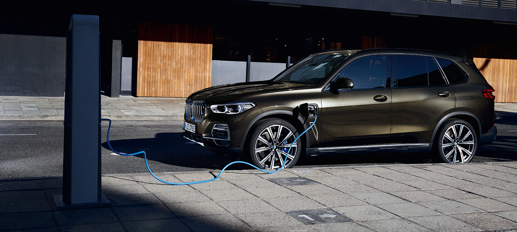 BMW X5 xDrive45e híbrido plug-in, G05, perspetiva lateral a três quartos BMW X5 xDrive45e híbrido plug-in, G05, perspetiva lateral a três quartos, a carregar