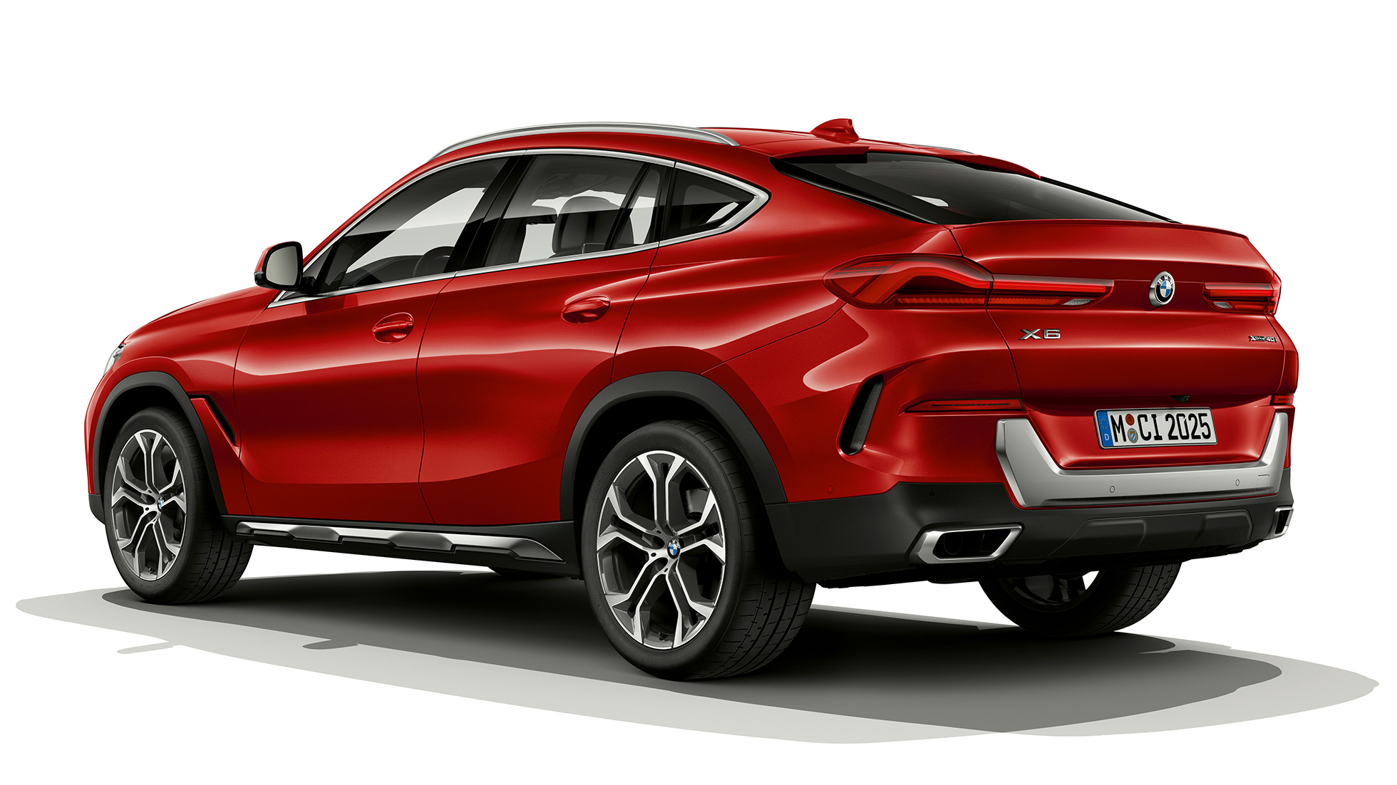 Traseira do BMW X6 equipado com a Versão BMW xLine. Perspetiva traseira a três quartos do BMW X6 equipado com a Versão BMW xLine.