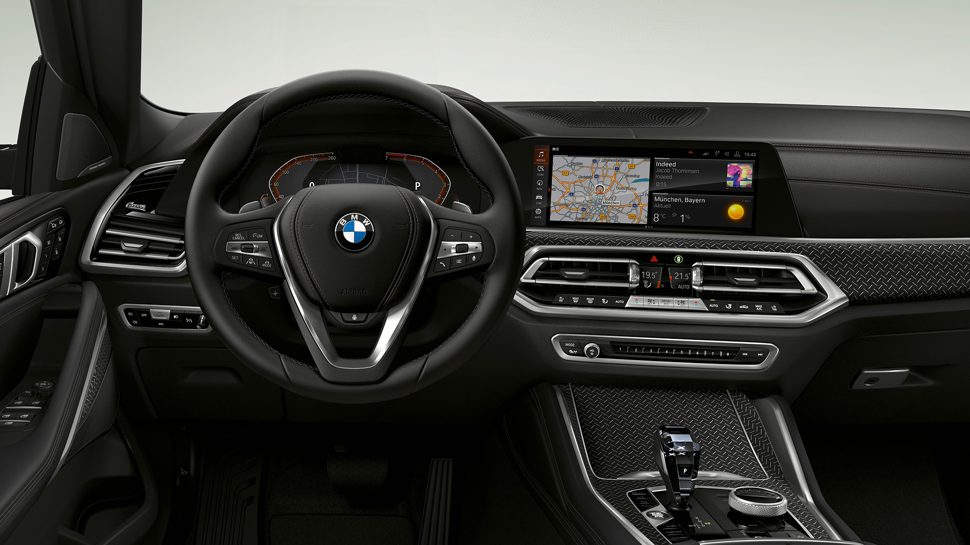 Posto de condução do BMW X6 equipado com a Versão BMW xLine. Interior do BMW X6 equipado com a Versão BMW xLine com destaque para o posto de condução.