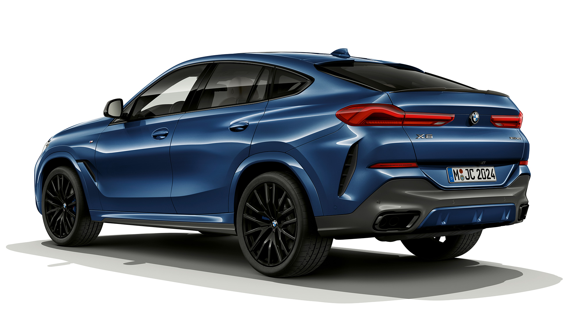 Traseira do BMW X6 equipado com Pack Desportivo M. Perspetiva traseira a três quartos do BMW X6 equipado com Pack Desportivo M.