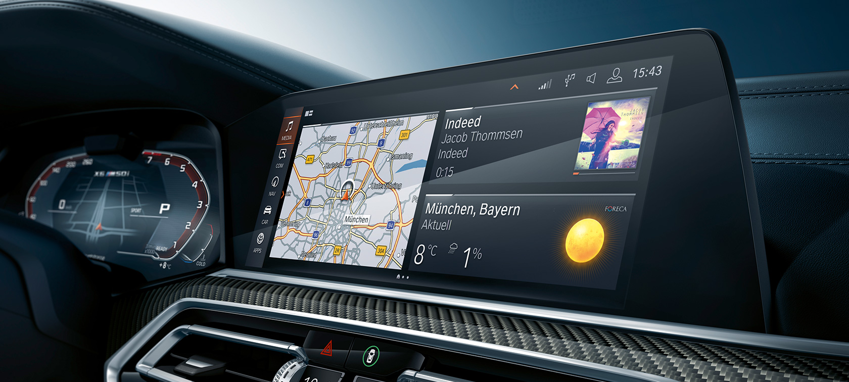 Posto de condução com perspetiva do Head-Up Display. Posto de condução do BMW X6 com perspetiva do Head-Up Display.