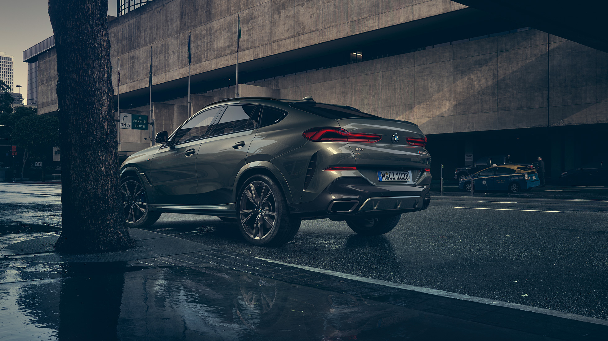 Exterior do BMW X6. Perspetiva traseira a três quartos do BMW X6 em frente a um cenário urbano.