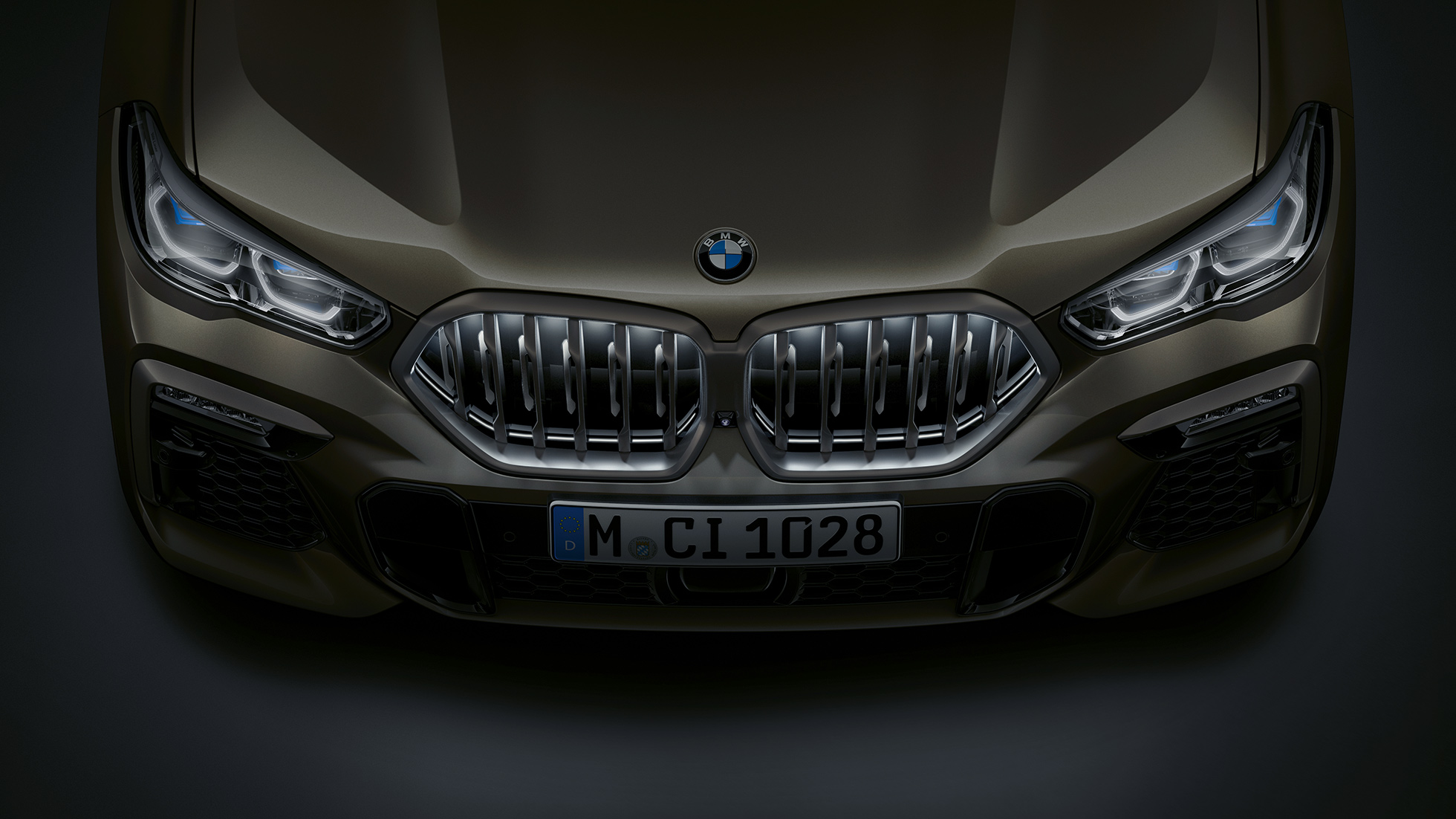 Dianteira do BMW X6. Grande plano da dianteira do BMW X6 com a grelha BMW em forma de rim "Iconic Glow" numa perspetiva de topo.