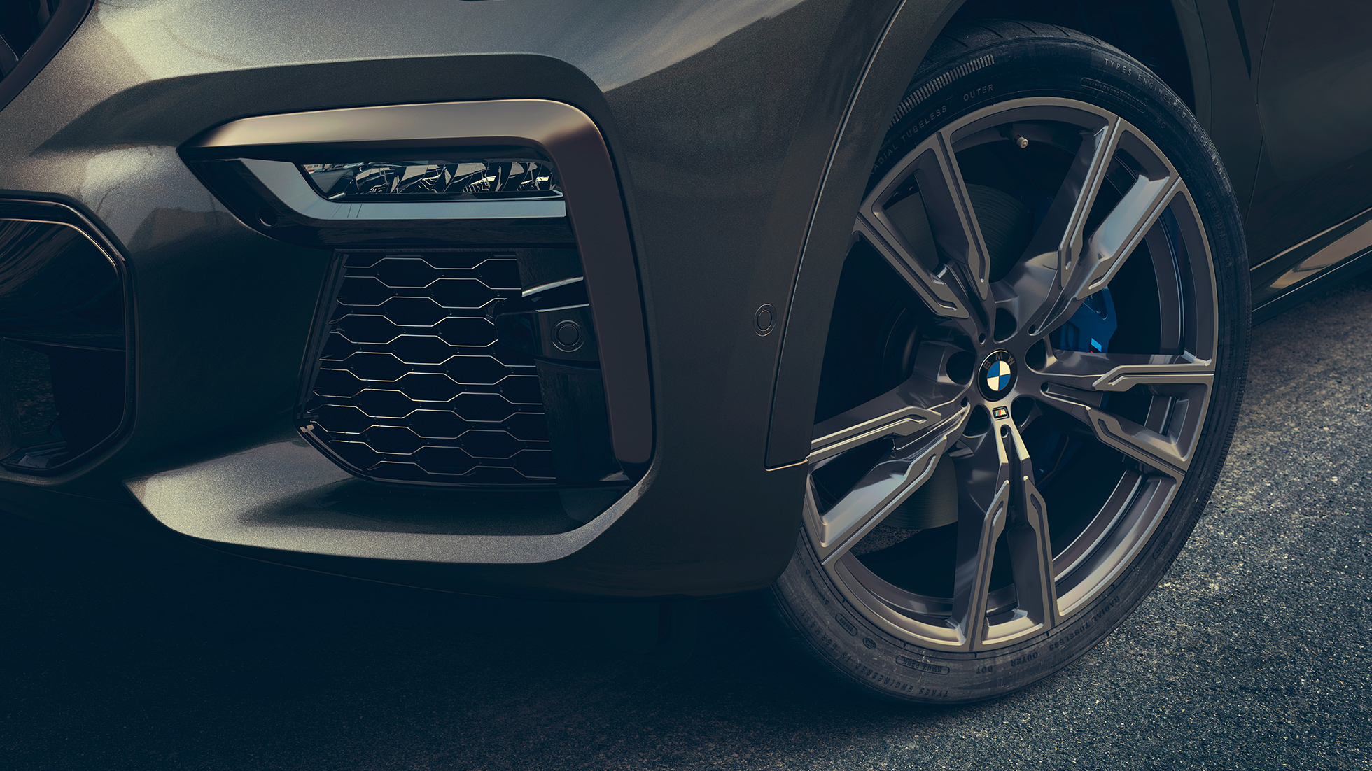 Jantes de liga leve BMW M de 22". Grande plano das jantes de liga leve BMW M de 22".