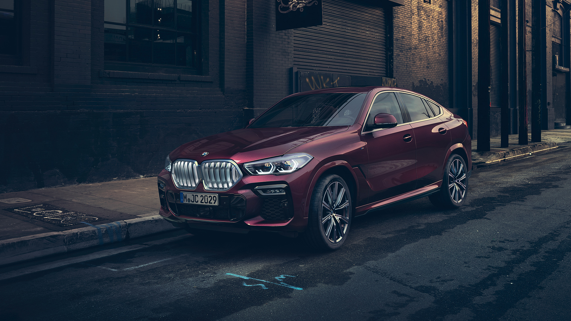 Exterior do BMW X6 Individual. Perspetiva dianteira a três quartos do BMW X6 Individual.