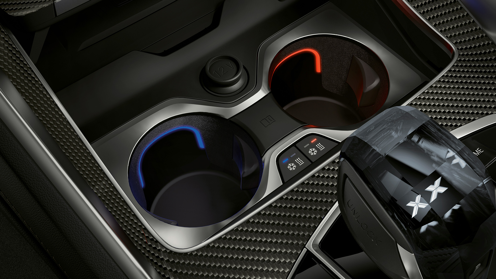 Suporte de copos com controlo de temperatura. Grande plano do interior do BMW com destaque para o suporte de copos com controlo de temperatura.