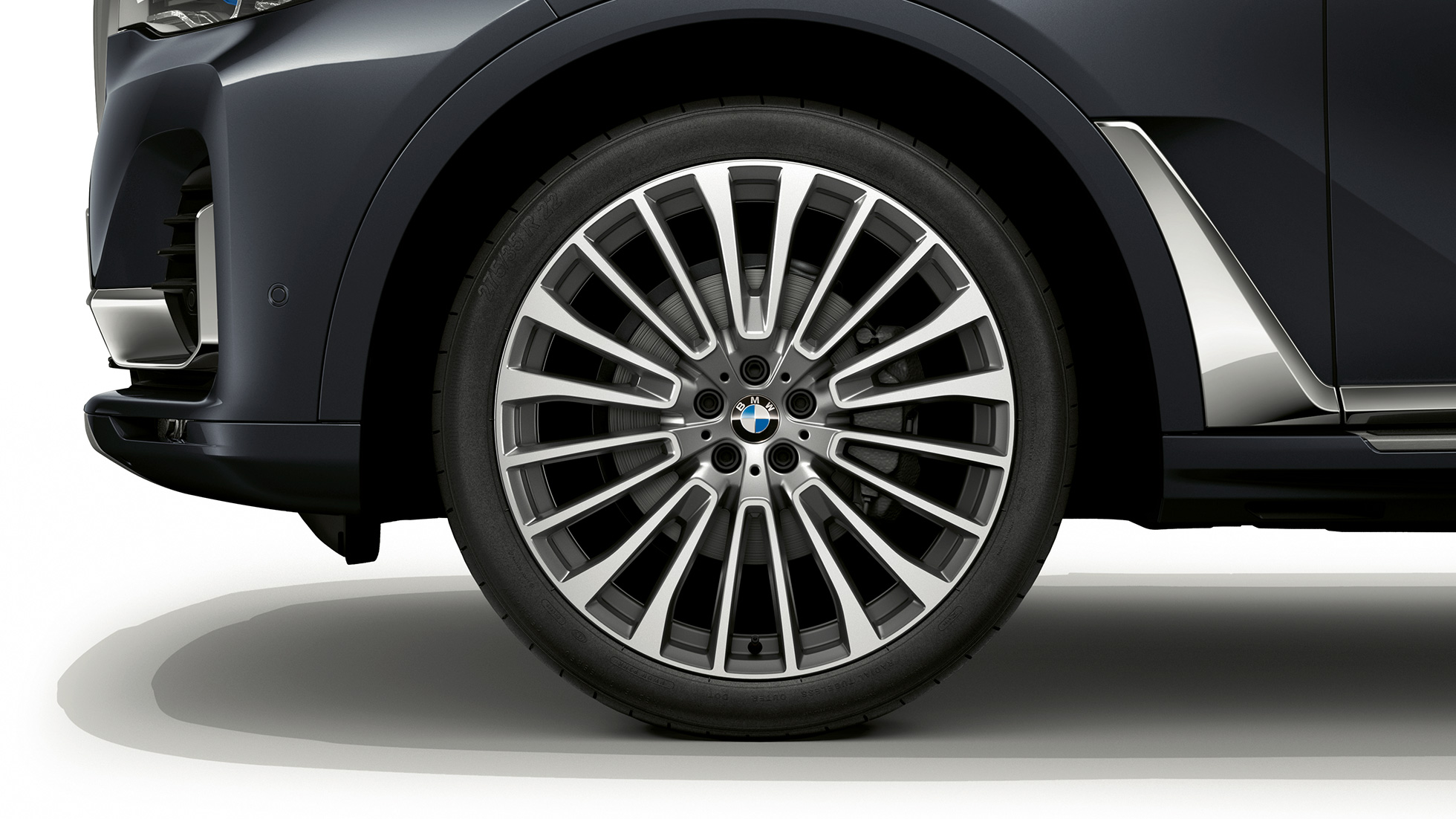 BMW X7, jantes de liga leve design Pure Excellence Grande plano das jantes de liga leve do BMW X7 com equipamento design Pure Excellence