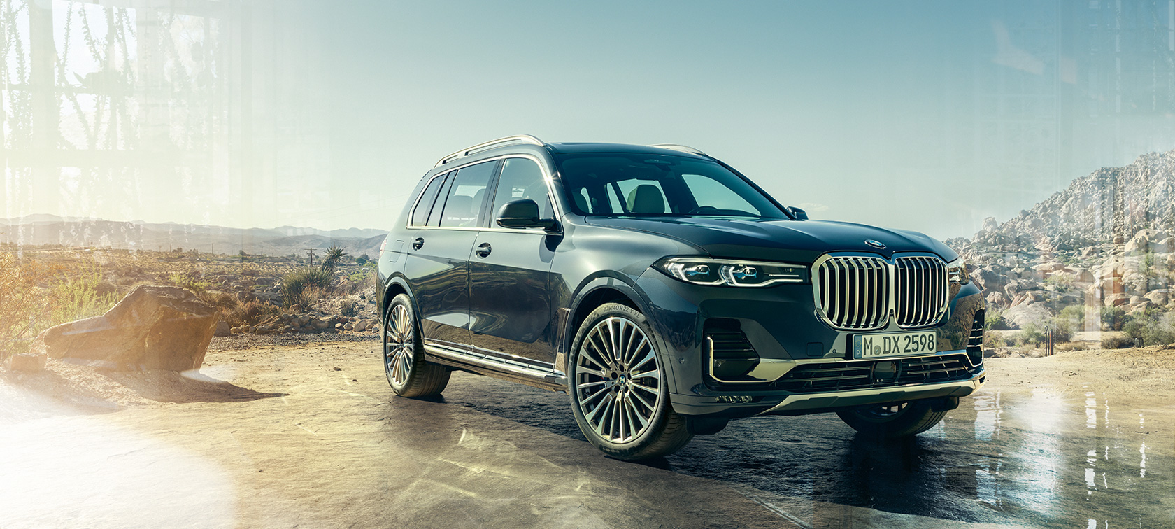 BMW X7, perspetiva frontal a três quartos BMW X7 em cinza Artic, parado em frente a uma paisagem de deserto, perspetiva frontal a três quartos, G07 2019