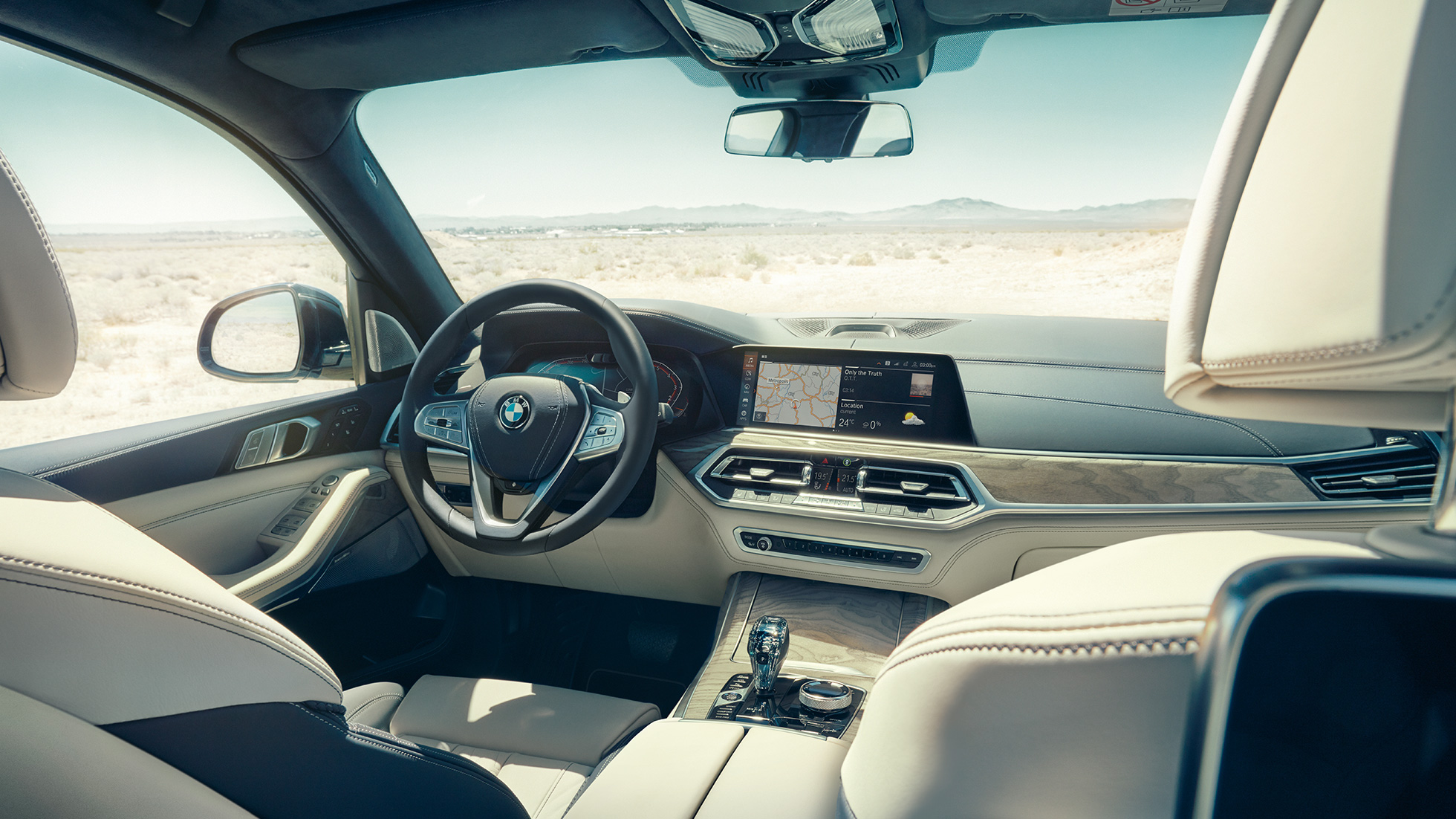 BMW Live Cockpit Professional BMW Live Cockpit Professional: perspetiva traseira da primeira fila de bancos com imagem do volante e do painel de instrumentos
