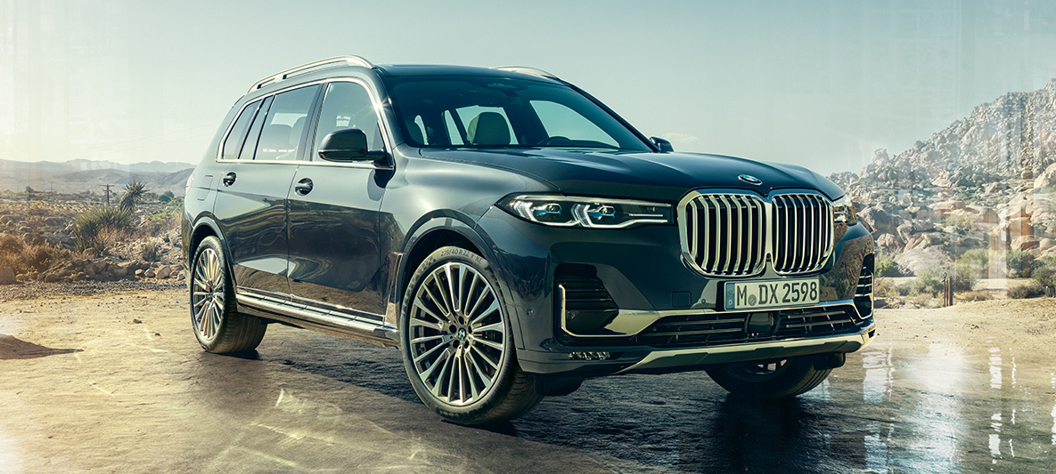 Exterior do BMW X7: vista frontal a três quartos Exterior do BMW X7: vista frontal a três quartos numa paisagem de deserto