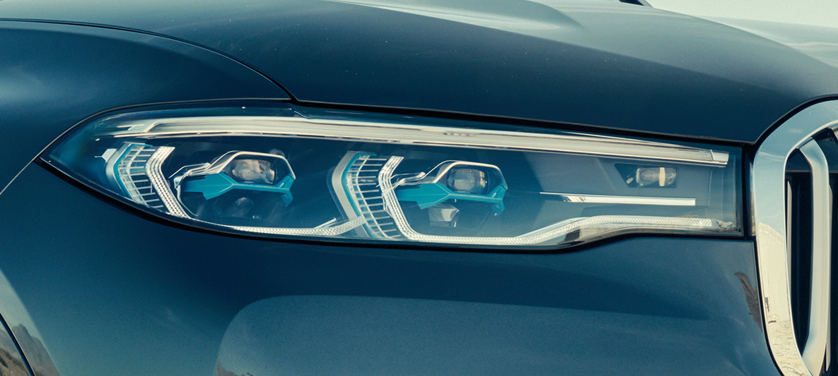 BMW laser light BMW laser çight: Close-up da frente do BMW X7 em vista frontal de três quartos