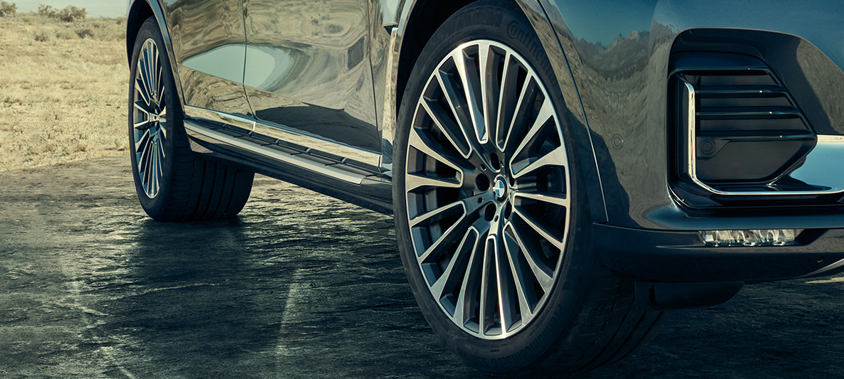 Jantes de liga leve de 22” Jantes de liga leve de 22”: vista frontal de três quartos do BMW X7 com foco nas jantes