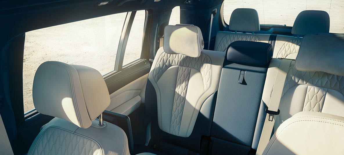 Bancos do BMW X7 Vista superior oblíqua dos sete lugares do BMW X7