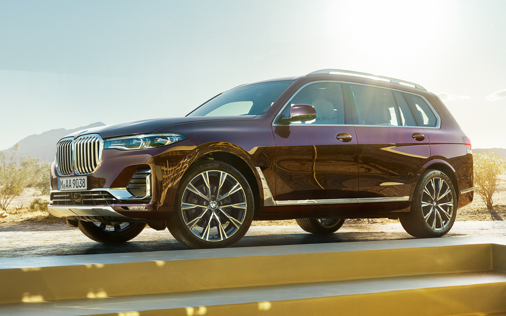 BMW X7 Individual xDrive40i, G07, 2018, pintura Ametrine metalizada, perspetiva lateral, parado num cenário de deserto BMW X7 Individual xDrive40i, G07, 2018, pintura Ametrine metalizada, perspetiva lateral, parado num cenário de deserto