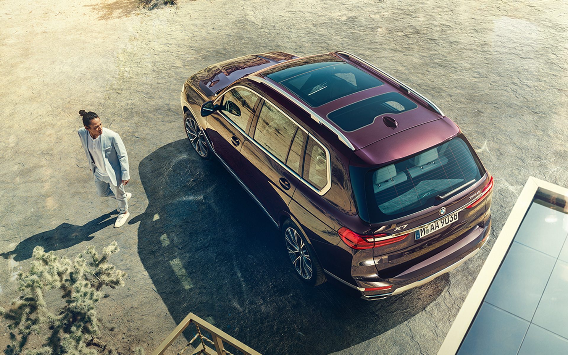 BMW X7 Individual xDrive40i, G07, 2018, pintura Ametrine metalizada, perspetiva aérea com modelo BMW X7 Individual xDrive40i, G07, 2018, pintura Ametrine metalizada, perspetiva aérea com modelo