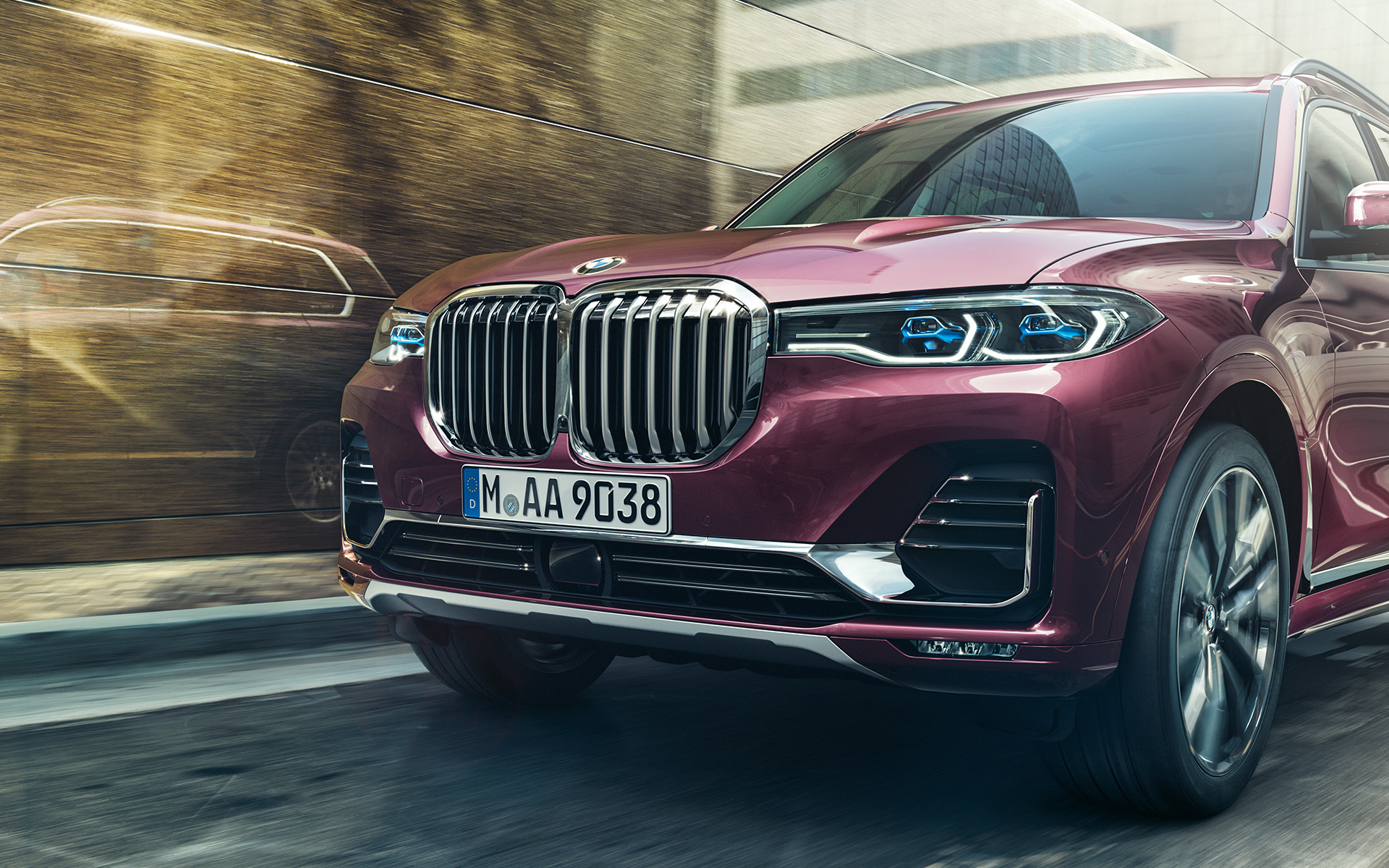 BMW X7 Individual xDrive40i, G07, 2018, pintura Ametrine metalizada, perspetiva frontal a três quartos, em movimento BMW X7 Individual xDrive40i, G07, 2018, pintura Ametrine metalizada, perspetiva frontal a três quartos, em movimento