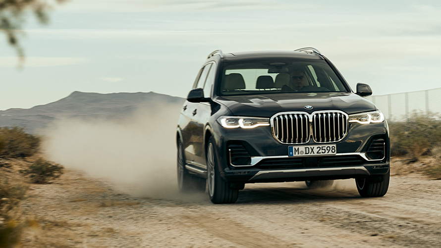 BMW X7, G07, perspetiva frontal a três quartos, em movimento fora de estrada BMW X7, G07, perspetiva frontal a três quartos, em movimento fora de estrada