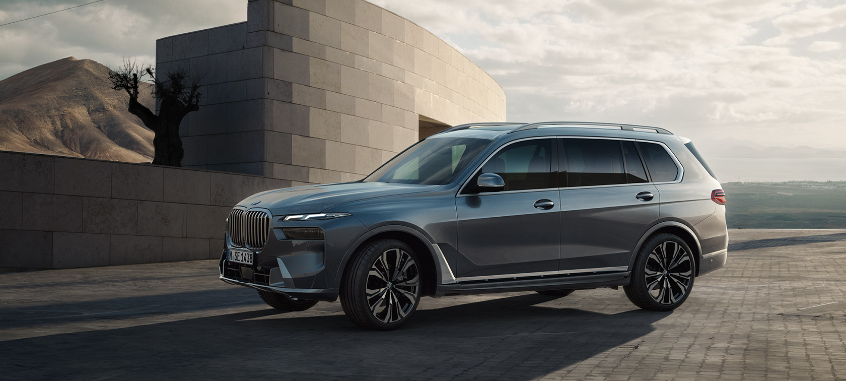 BMW X7, G07, LCI, perspetiva lateral 7/8, pintura cinza Sparkling Copper metalizada, vídeo BMW X7, G07, LCI, perspetiva lateral 7/8, parado, pintura cinza Sparkling Copper metalizada, vídeo