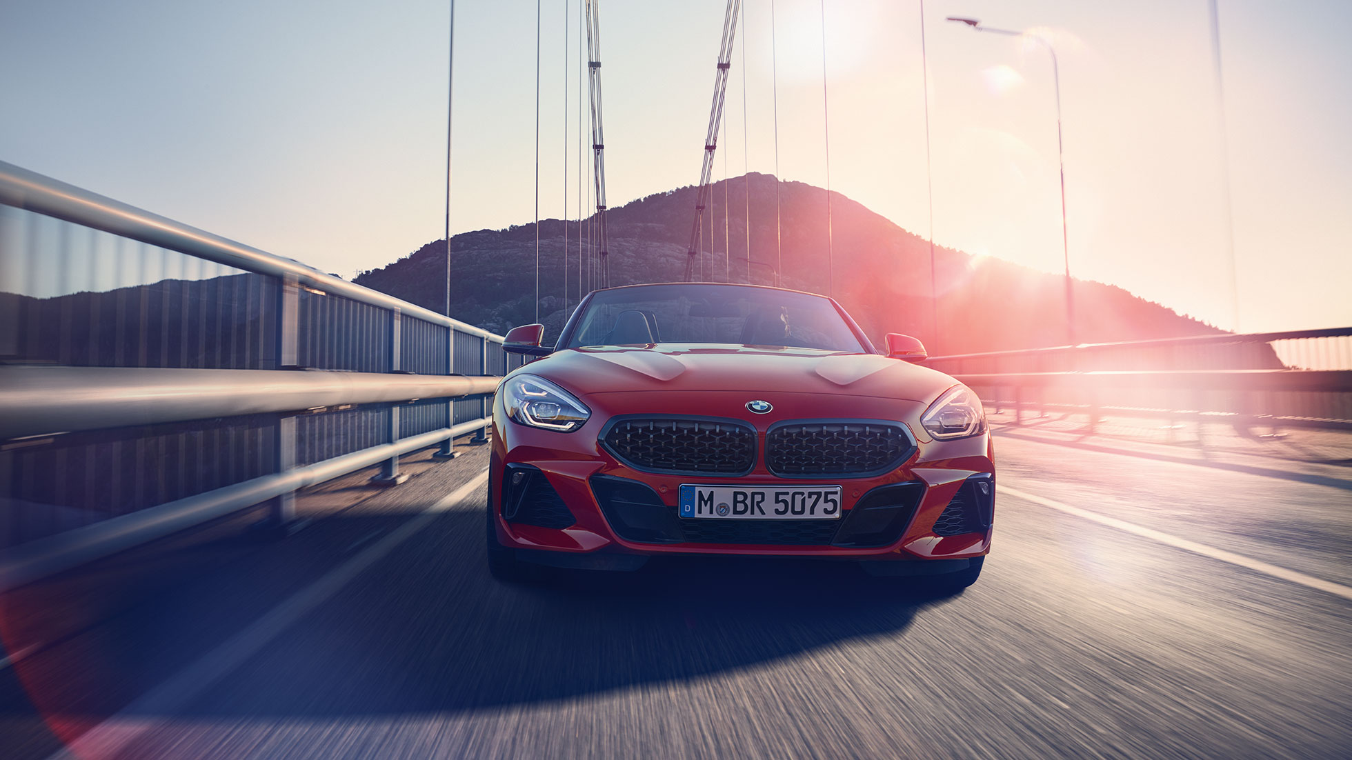 O BMW Z4 Roadster numa ponte Perspetiva frontal do BMW Z4 Roadster numa ponte
